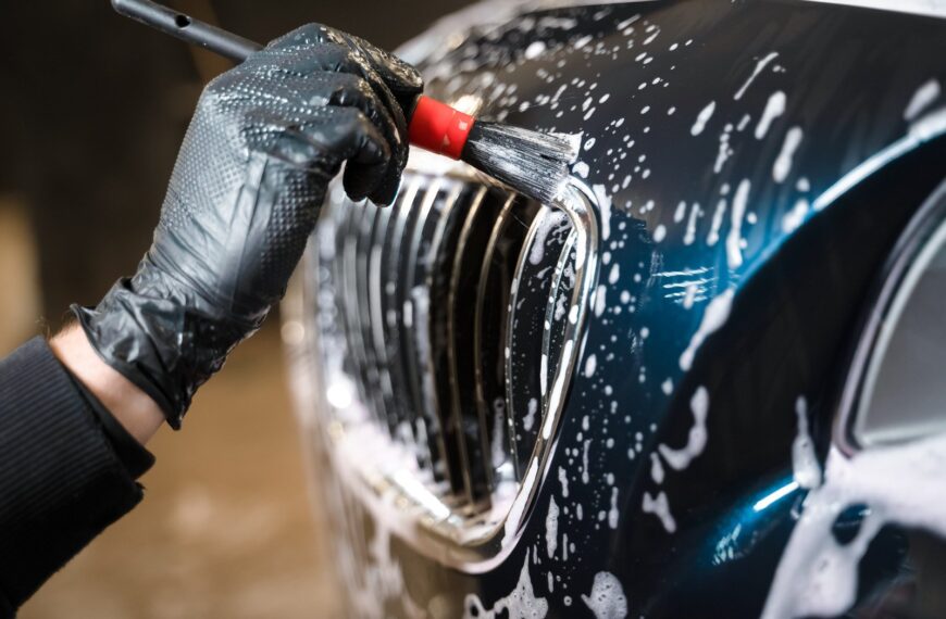 Mycie auta na myjni krok po kroku: jak prawidłowo umyć samochód?