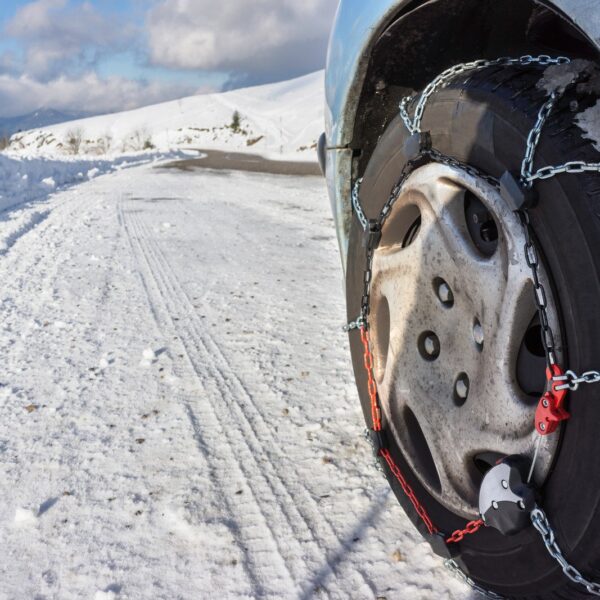 Jak wybrać odpowiednie łańcuchy śniegowe: poradnik dla kierowców na zimowe warunki