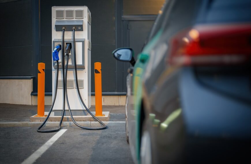 Jak oszczędzać paliwo podczas codziennych podróży: Praktyczne porady dla kierowców.