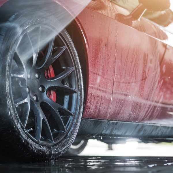 Jak wybrać odpowiednie felgi do samochodu: Poradnik dla estetów i praktyków.