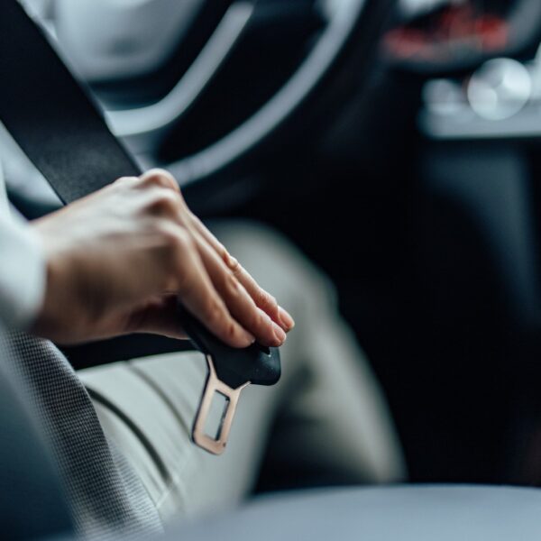 Systemy bezpieczeństwa w nowoczesnych samochodach: Co warto wiedzieć o nowych technologiach?