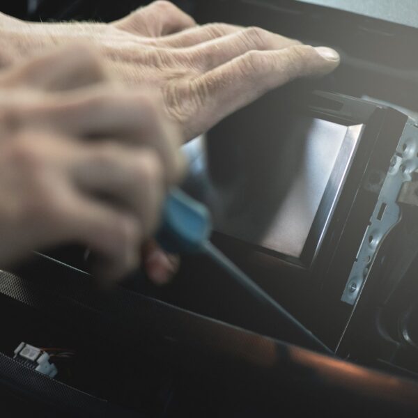 Jak zainstalować system audio w samochodzie: poradnik dla melomanów