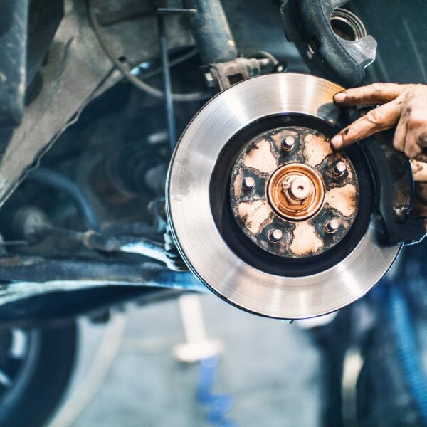 Jakie są różnice między układami hamulcowymi w różnych modelach samochodów?