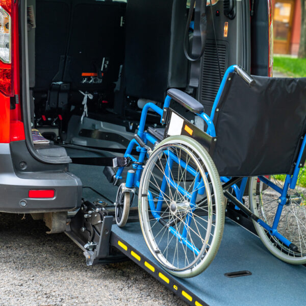 Jak przystosować samochód do przewozu osób niepełnosprawnych: dostępne rozwiązania na rynku