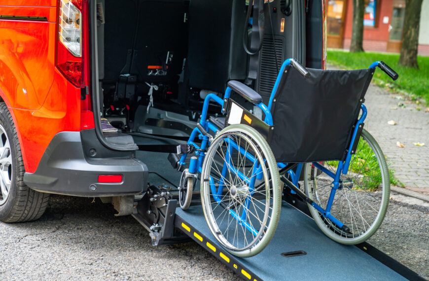 Jak przystosować samochód do przewozu osób niepełnosprawnych: dostępne rozwiązania na rynku